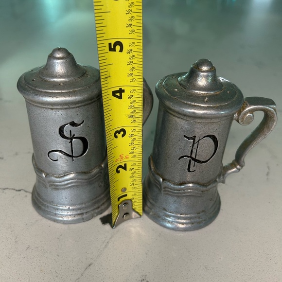 Vtg. Pewter Medieval Tavern Salt & Pepper Shakers “Country Ware 1976” 800 - Picture 2 of 12